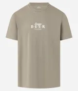 Remera color caqui de algodón con cuello redondo y manga corta. Estampa frontal y trasera con la frase "Larger Beer".
