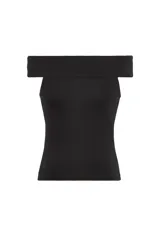 Top negro con escote bote y corte ajustado.