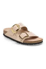 Sandalias Birkenstock Arizona, color beige con hebillas grandes doradas y plantilla anatómica.