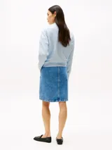 Buzo celeste de algodón con cuello redondo y logo de Tommy Hilfiger bordado en el pecho y en el puño.