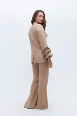 Pantalón de lino blanco, de tiro alto y pierna levemente acampanada.