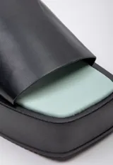 Sandalias negras de plataforma con punta cuadrada y tira ancha sobre el empeine.