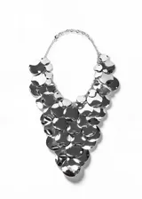 Collar plateado multicapas con diseño de discos metálicos superpuestos que forman una estructura en cascada.