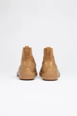 Bota marrón de tejido Tencel con puntera dividida y suela de caña de azúcar.