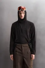 Sudadera de corte regular fit confeccionada en tejido polar con textura efecto pelo. Presenta cuello subido con capucha integrada, manga larga ranglán y acabados con cinta elástica. El bajo es asimétrico, siendo más largo en la parte posterior.