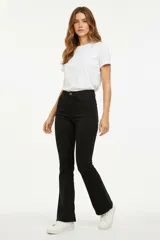 Pantalón de jean negro de tiro alto, corte oxford (acampanado desde la rodilla).