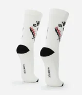 Medias de caña media color blanco con detalles en negro en la puntera y el talón. Presentan un estampado del logo del Hellfire Club de la serie Stranger Things.