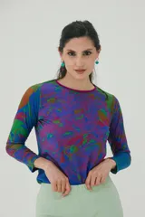 Remera de mangas largas con estampado de hortensias en tonos azul, verde y violeta.