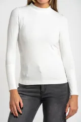 Polera de manga larga con cuello alto, confeccionada en tejido de punto acanalado. Presenta un diseño ajustado al cuerpo con puños definidos.