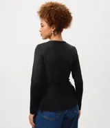 Saco de tricot negro con diseño peplum, cuello redondo, mangas largas y cierre frontal con botones. Presenta un corte ajustado en el torso que se ensancha en la cintura.