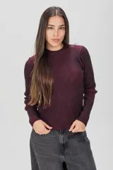 Sweater de punto acanalado color bordó y negro, con cuello redondo y mangas largas.
