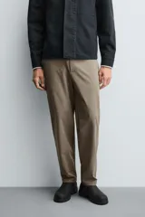 Pantalón regular fit color azul marino, confeccionado en tejido elástico. Cuenta con bolsillos frontales, bolsillos traseros de vivo con botón y cierre frontal con cremallera y botón.