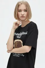 Remera blanca de algodón con cuello redondo, mangas cortas y calce holgado. Cuenta con un estampado frontal de estilo gráfico que dice "Negroni" junto con la ilustración de un trago y rodajas de naranja.