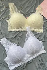 Kit de dos soutiens modelo Florence, sin aro y con copa. Confeccionado en puntilla elastizada, con breteles anchos regulables forrados en puntilla y base ancha en puntilla para mayor sujeción.
