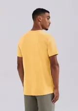 Camiseta básica de manga corta y cuello redondo, color rojo oscuro.