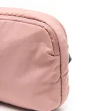 Bandolera rosa de tela con correa ajustable al hombro, dos compartimentos con cierre, forro interior textil y bolsillo interno con cierre.