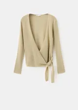 Cardigan cruzado de punto fino en color verde militar, con cuello en V, manga larga y cierre de lazo lateral.