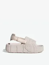 Sandalias Adidas Adifom Adilette XLG color beige, con diseño futurista y proporciones actualizadas. Cuenta con banda ajustable y estructura de una sola pieza de EVA biológico.