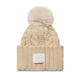 Gorro tejido tipo beanie de lana color beige con diseño de trenzas, cuenta con un pompón superior de pelo sintético y un parche frontal con el logo de los New York Yankees.