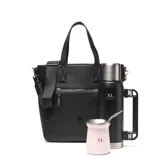 Cartera tipo tote bag de cuero sintético negro con textura granulada. Cuenta con doble asa superior, correa ajustable extraíble, bolsillo frontal con cierre metálico y logo de la marca grabado en la parte inferior.