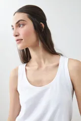Musculosa verde con escote redondo a la base y sisas anchas.