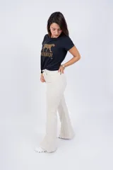 Pantalón oxford negro con costuras frontales y aberturas en el ruedo.