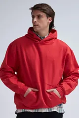 Canguro deportivo rojo con capucha y bolsillo tipo canguro, corte oversize.