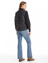 Campera combinada Current Air, con torso acolchado en diseño de rombos y mangas de tejido de punto grueso con diseño de ochos. Presenta cierre frontal metálico, cuello alto y puños y ruedo acanalados.