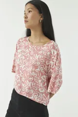 Blusa corta con estampado de hojas en blanco y negro, escote redondo y mangas 3/4.