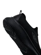 Championes deportivos Umbro modelo Magna para hombre, tipo slip-on sin cordones, confeccionados en tejido knit azul marino con suela gruesa de goma blanca.