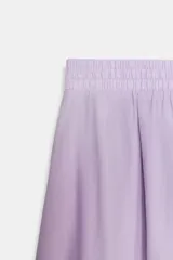 Falda midi de corte acampanado, confeccionada en algodón con tiro alto y cintura elástica. Incluye forro interior a tono.