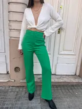 Pantalón de vestir verde esmeralda, de corte recto y tiro alto.