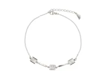 Tobillera plateada de acero con cadena de eslabones y tres dijes rectangulares con circonias engarzadas.