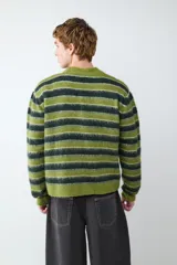 Cardigan de punto con textura suave, diseño a rayas horizontales en tonos verdes, cuello en V y cierre frontal con botones.