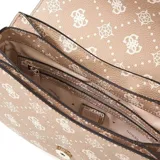 Cartera tipo bandolera Guess modelo Emelie, color marrón con estampado de monograma y logo de la marca en el frente. Presenta solapa con cierre metálico, detalles de cadena en los laterales y correa ajustable extraíble.
