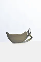 Riñonera color verde oliva con correa ajustable.