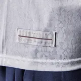 Camiseta de fútbol oficial Umbro del Club Nacional de Football, modelo Home 2026 de manga larga. Diseño en color blanco con cuello tipo polo, detalles en azul y rojo, y estampado de sponsors en el frente y mangas.