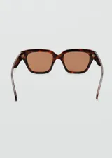 Lentes de sol con armazón rectangular de carey y cristales marrones.