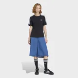 Bermuda de denim azul con corte muy holgado y extragrande, diseño de la colección Adicolor con las clásicas tiras laterales de Adidas Originals.