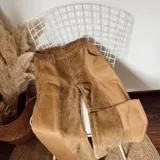 Pantalón de tiro alto color beige, con corte recto y diseño combinado de pana y tela lisa.