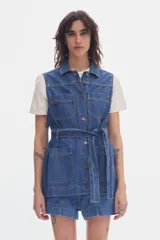 Chaleco midi de denim azul con cierre frontal de botones, cuello camisero, cuatro bolsillos tipo parche y lazo ajustable en la cintura.