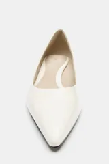 Zapato de tacón kitten fino en piel, color blanco, con escote redondo y acabado en punta.