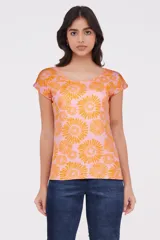 Remera de manga corta color rosa con estampado de flores naranjas, cuello redondo y corte holgado.