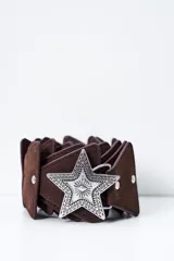 Cinto marrón de cuero con apliques triangulares y hebilla metálica con forma de estrella.