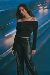 Top negro de manga larga con escote tipo bardot y diseño drapeado en la parte superior, confeccionado en tejido ajustado al cuerpo.