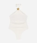 Malla enteriza blanca con escote halter y adorno de caracol dorado en el centro.