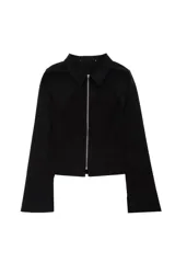 Campera de manga larga confeccionada en tejido crepé, con cuello camisero y cierre frontal metálico completo. Presenta un diseño entallado y moderno con mangas ligeramente acampanadas.