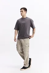 Remera de manga corta color marrón, con escote redondo y estampado de lettering en la espalda.