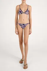 Calzón de bikini con tiras laterales ajustables y diseño estampado en tonos azul marino, blanco y rojo, decorado con borlas colgantes en los cordones.