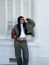 Pantalón de jean de tiro alto con lavado oscuro y detalles de desgaste.